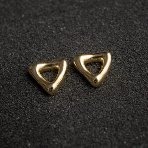 Brinco Triângulo Vasado P - Banhado em Ouro 18k