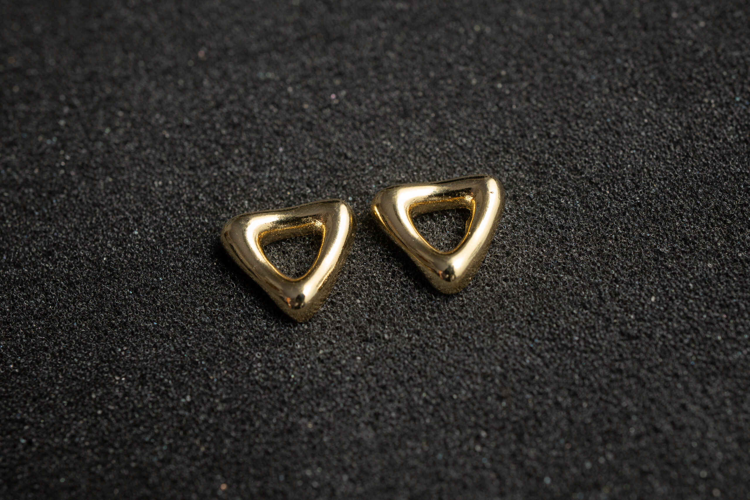 Brinco Triângulo Vasado P - Banhado em Ouro 18k