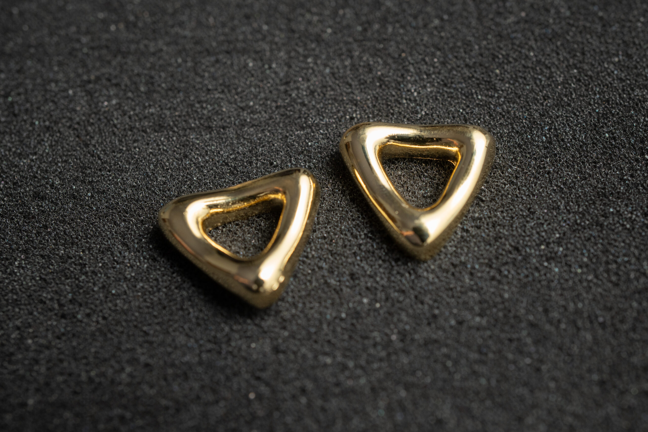 Brinco Triângulo Vasado G - Banhado em Ouro 18k
