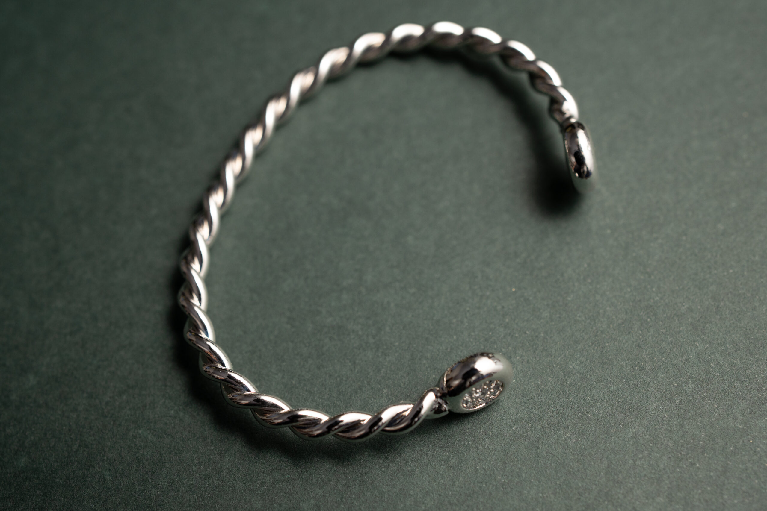 Bracelete Torcido com Bolinha - Banho em Ródio