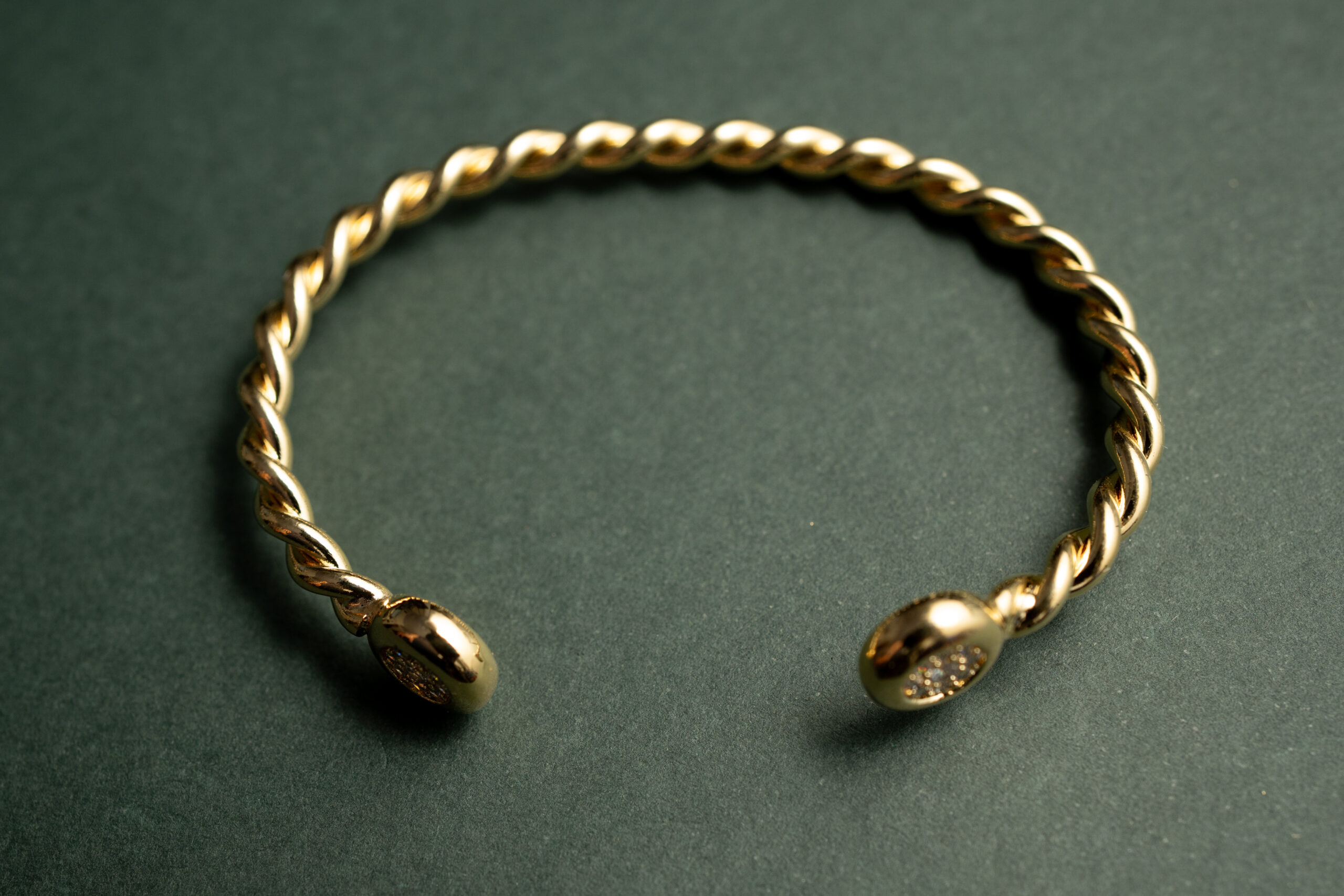 Bracelete Torcido com Bolinha - Banho em Ouro 18k