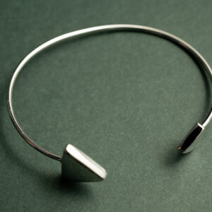 Bracelete Triângulo- Banhado em Ródio