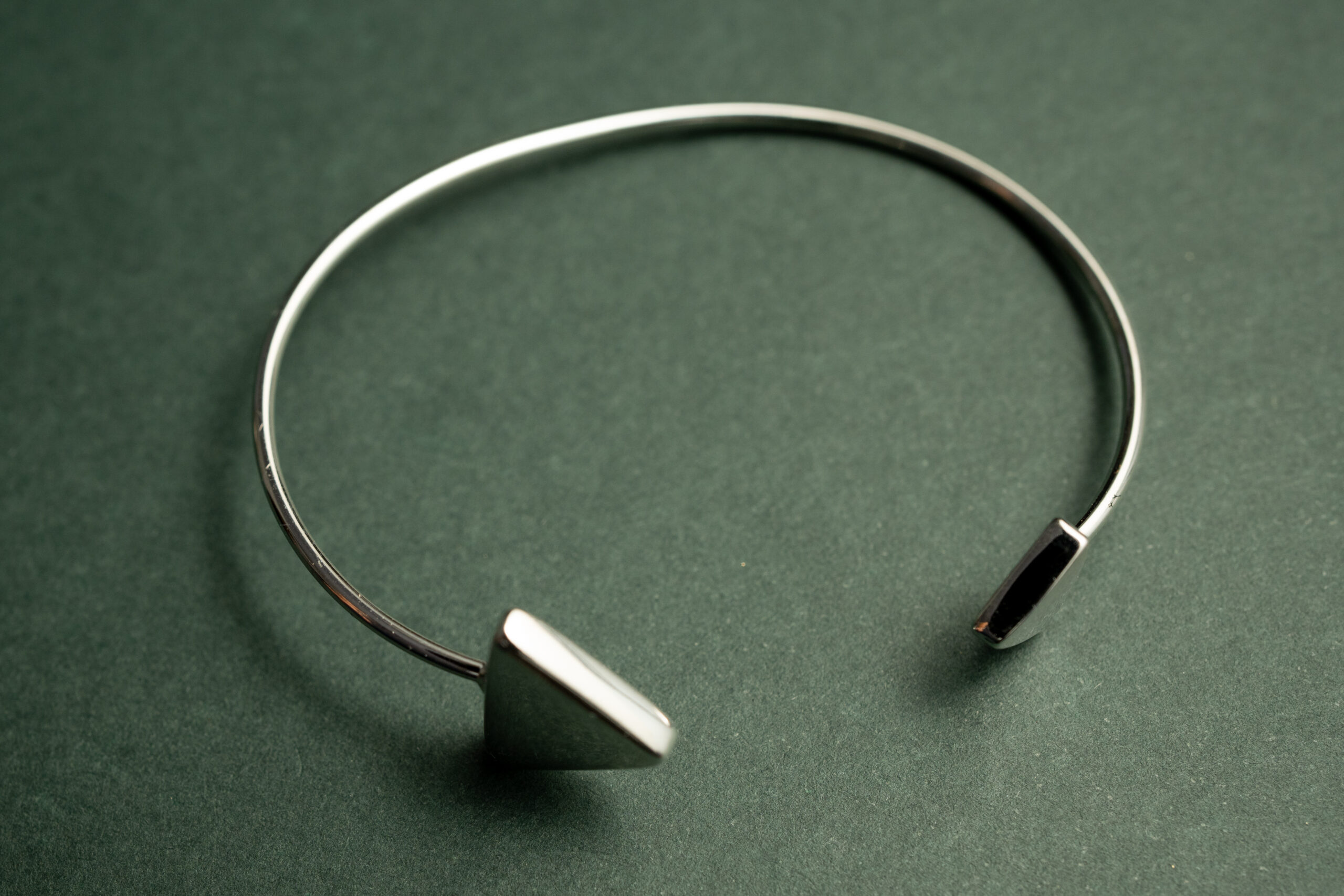 Bracelete Triângulo- Banhado em Ródio